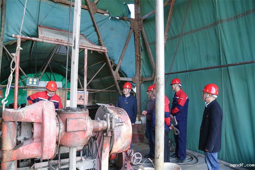 图为伟德体育直播书记、队长赵宏海实地调研项目建设进展情况_副本.jpg 图为伟德体育直播书记、队长赵宏海实地调研项目建设进展情况_副本.jpg